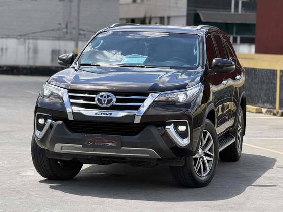 TOYOTA HILUX SW4 2.8 SRX 4X4 7 LUGARES 16V TURBO INTERCOOLER DIESEL 4P AUTOMÁTICO